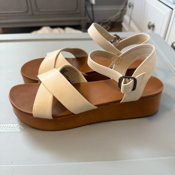 American Eagle Platform Sandals - Size 9 - Picture 3 of 5